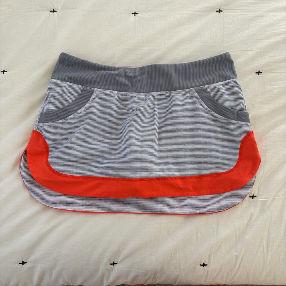 Lululemon Run for all Skirt Size 8 Gray Stripe/Orange